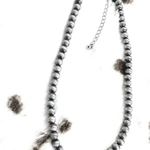 16” Navajo pearl style 6mm bead necklace, western pearls, western beads, western layering necklace, matte silver beads Bild 5