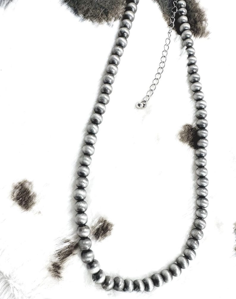 16” Navajo pearl style 6mm bead necklace, western pearls, western beads, western layering necklace, matte silver beads Bild 5