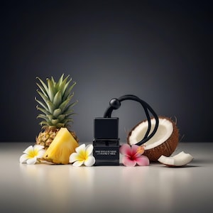 Puede incluir: Una botella cuadrada negra con el texto "PINEAPPLE SUNRISE & COCONUT MILK" se muestra con piña, coco y flores. La botella tiene un cordón negro. El fondo es oscuro. Tema tropical.