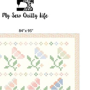 Könnte beinhalten: Ein Quiltmuster mit einem floralen Design mit rosa, blauen und gelben Blumen auf weißem Hintergrund. Das Muster heißt "Blooming Stitches" und ist Teil der "Cottage Charm Fabric Collection". Der Quilt ist 84 Zoll mal 95 Zoll groß.