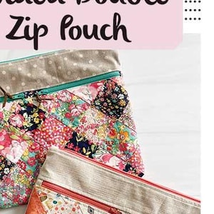 Op de afbeelding: Twee verdeelde dubbele ritszakjes met patchworkstof in bloemen- en geometrische patronen. De zakjes meten 23 cm x 30 cm. De bovenkant van de zakjes is neutraal van kleur met een ritssluiting.