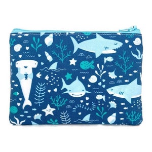 WÄHLEN SIE GRÖSSE Glückliche Haie Mäppchen / Stiftetasche oder Schminktasche mit weißem Ozean auf Blau / Baumwolltasche