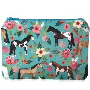 WÄHLEN SIE GRÖSSE Pferde im Garten Reißverschlusstäschchen / Kameratasche für Pferdeliebhaber auf Himmelblau / Make Up- oder Stiftetasche