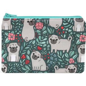 ELIGE EL TAMAÑO Estuche con cremallera de Pug in the Garden / Regalo de Pug / Estuche para cámara de perros Pug en azul / Estuche para maquillaje o monedas