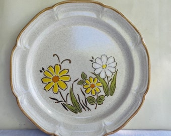 Vintage Bistro stoneware Dinner plate Daisies sm7528 Stoneware Japan .10.5”