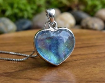 Ciondolo a forma di cuore e goccia d'acqua in acquamarina / Montatura in argento S925 / Gioiello con cristalli per la guarigione del chakra della gola, bomboniera personalizzabile con testo