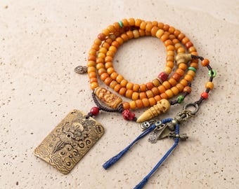 Collana di 108 perle Mala con ciondolo Mahakala, fermaglio a clip in ottone con campana Vajra, amuleto totemico esoterico, gioiello spirituale per yoga e meditazione.