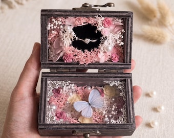 Scatola portafedi multiuso per collane e bracciali, organizer per gioielli con farfalle e fiori artificiali, regalo di proposta di matrimonio d'ispirazione vintage