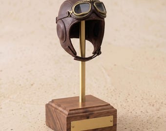 Supporto personalizzato per action figure con base in legno di noce, elegante supporto in legno massello per oggetti da collezione, porta casco, idea regalo unica per uomo