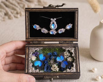 Scatola portafedi multiuso per collane e bracciali, organizer per gioielli con farfalle e fiori artificiali, regalo di proposta di matrimonio d'ispirazione vintage