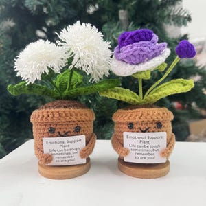 Entzückende gehäkelte Pusteblume mit lila Rose, handgemachte gehäkelte Blumen, Pflanze zur emotionalen Unterstützung, Schreibtisch Dekoration, Geschenk gehäkelt, Valentinstag Geschenk