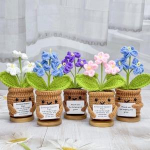 Joli crochet fait main pour les myosotis, plante de soutien émotionnel, merci pour les cadeaux, cadeaux d'anniversaire, idées cadeaux pour femme, décoration de bureau au crochet