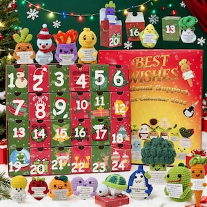 Puede incluir: Un calendario de adviento con 24 casillas numeradas, cada una con una pequeña figura de ganchillo. Las figuras incluyen una zanahoria, un muñeco de nieve y un pollito. El calendario dice "Best Wishes, Emotional Support Advent Calendar 2025."