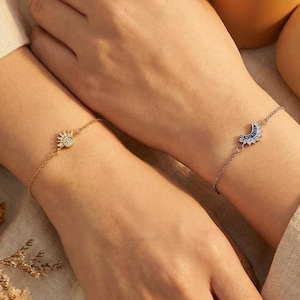 Puede incluir: Un juego de tres tazas de cerámica con un acabado mate moteado. Cada taza presenta un color diferente: azul claro, crema y gris. Las tazas tienen un diseño simple y moderno y un asa cómoda.