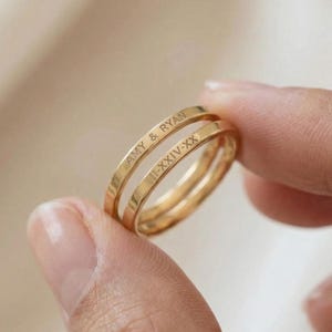 Puede incluir: Un letrero de madera rústica con el texto "Welcome to our home" en un estilo manuscrito. El letrero presenta un acabado envejecido y un diseño simple y acogedor, perfecto para un porche o entrada.