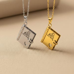 Graverat guldhalsband med brev, Bokberlock, Hänge med dolt meddelande, Medaljong, Berättelser, Anpassad gåva
