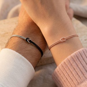 Puede incluir: Un juego de tres cuencos de cerámica anidados en tonos azules, verdes y blancos. Los cuencos presentan un esmalte moteado y un diseño sencillo. El cuenco más grande mide unos 15 cm de diámetro.