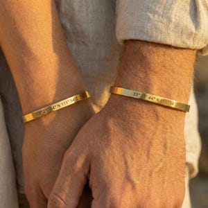 Armband met gegraveerde coördinaten Gepersonaliseerde manchet Speciale datum Aangepaste sieraden cadeau Lange afstand