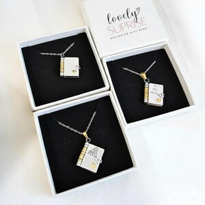 Collar de libro para hija, letra grabada, colgante con mensaje oculto personalizado, medallón, historias, regalo personalizado para Navidad