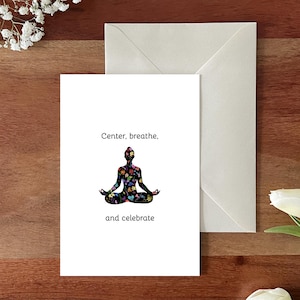 Biglietto di auguri di compleanno con meditazione floreale - Regalo di consapevolezza / Ottica in lino / Centro, respira e celebra / Biglietto di auguri di yoga spirituale per gli amanti della meditazione