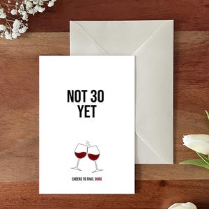 Personalizável - Ainda não tem 30 anos - Cartão de aniversário | Nome com copos de cerveja ou taças de vinho | Óptica de linho | Perfeito para aniversários de 27, 28 e 29 anos