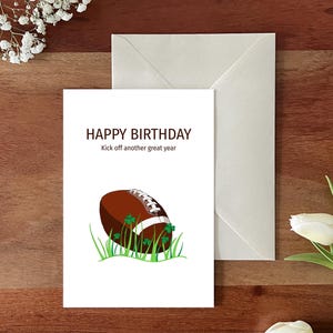 Biglietto di auguri di compleanno a tema football / Divertente biglietto di auguri di football americano con quadrifogli / Perfetto per i fan del football e della NFL / Effetto lino
