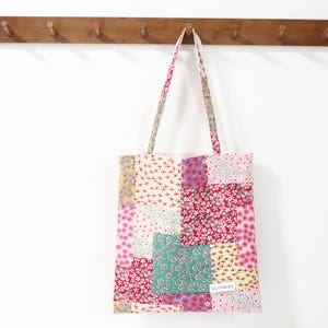 Rosa rote Blumen Patchwork Baumwollsegeltuch-Einkaufstasche, handgemachte Boho Stofftasche, wiederverwendbare Einkaufstasche, lässige Alltagstasche, Schultasche