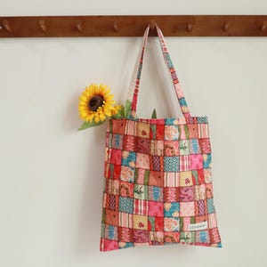 Rote Patchwork Blumen Baumwoll-Einkaufstasche, Vintage-inspirierte gesteppte Schultertasche, umweltfreundliche wiederverwendbare Einkaufstasche, Schule Einkaufstasche