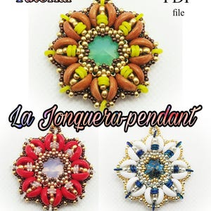 Pode incluir: Um tutorial em PDF para fazer um pingente de contas chamado "La Jonquera Pendant". O tutorial mostra três versões diferentes do pingente, uma com contas marrons, verdes e amarelas, uma com contas vermelhas, brancas e douradas, e uma com contas brancas, azuis e prateadas.