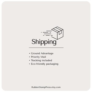 K&ouml;nnte beinhalten: Grafik mit dem Wort &bdquo;Shipping&ldquo; in schwarzer Schrift, begleitet von einer Strichzeichnung einer Box mit Linien, die Bewegung anzeigen. Darunter listen Aufz&auml;hlungspunkte Versandoptionen auf: Ground Advantage, Priority Mail, Tracking included und Eco-friendly packaging.