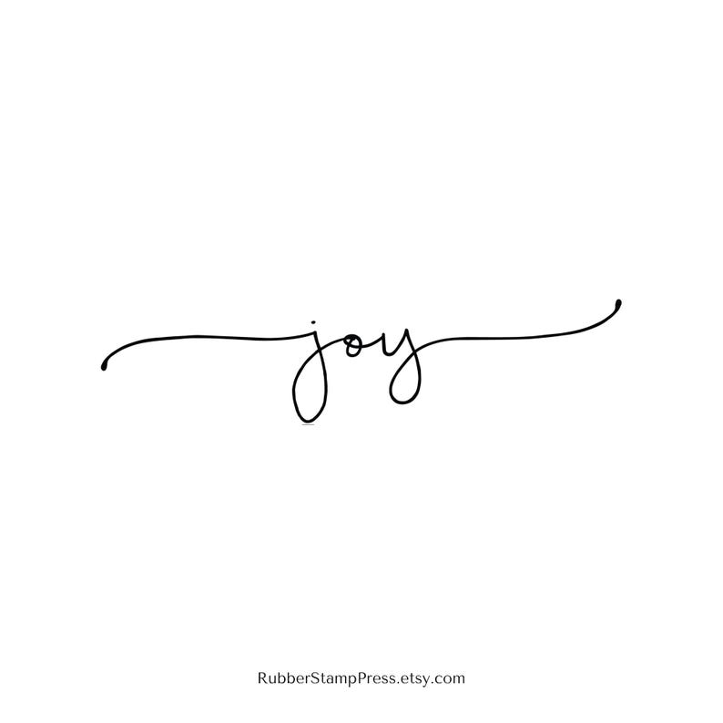 K&ouml;nnte beinhalten: Minimalistischer schwarzer Schreibschrift-Text auf wei&szlig;em Hintergrund mit dem Wort "joy". Das Wort ist in einer flie&szlig;enden, eleganten Schrift geschrieben. Der Etsy-Shop-Name "RubberStampPress.etsy.com" ist unten aufgedruckt.