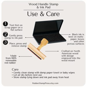 K&ouml;nnte beinhalten: Ein Stempel mit Holzgriff und ein Stempelkissen-Set. Der Stempel besteht aus erneuerbarem rotem Gummi und nordamerikanischem Holz. Das Bild enth&auml;lt Anweisungen zur Verwendung und Pflege mit dem Text "Use & Care".