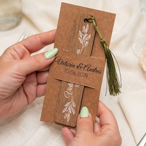 Segnalibri come bomboniere, segnalibri in legno personalizzati come bomboniere per gli invitati al matrimonio.