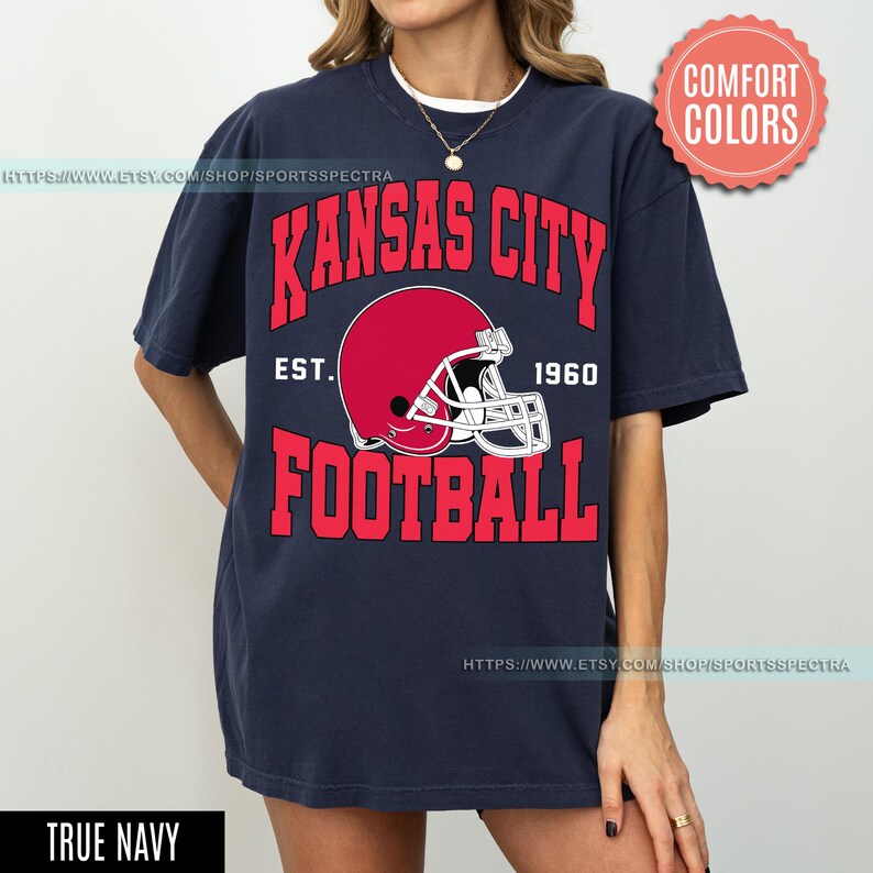 Camiseta de estilo vintage con colores cómodos de fútbol de Kansas City, camiseta de cuello redondo de fútbol de Kansas City, camiseta de fútbol, regalos para fanáticos de Kansas City FSA8 imagen 6