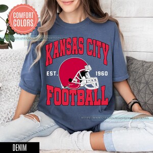Camiseta de estilo vintage con colores cómodos de fútbol de Kansas City, camiseta de cuello redondo de fútbol de Kansas City, camiseta de fútbol, regalos para fanáticos de Kansas City FSA8 imagen 5