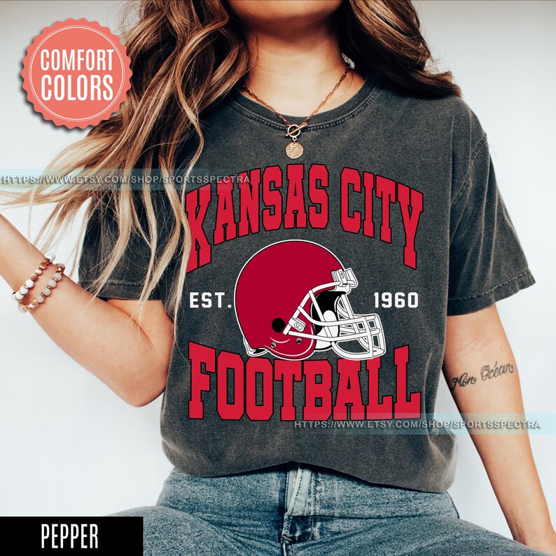 Camiseta de estilo vintage con colores cómodos de fútbol de Kansas City, camiseta de cuello redondo de fútbol de Kansas City, camiseta de fútbol, regalos para fanáticos de Kansas City FSA8 imagen 1