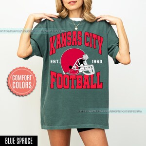 Camiseta de estilo vintage con colores cómodos de fútbol de Kansas City, camiseta de cuello redondo de fútbol de Kansas City, camiseta de fútbol, regalos para fanáticos de Kansas City FSA8 imagen 7