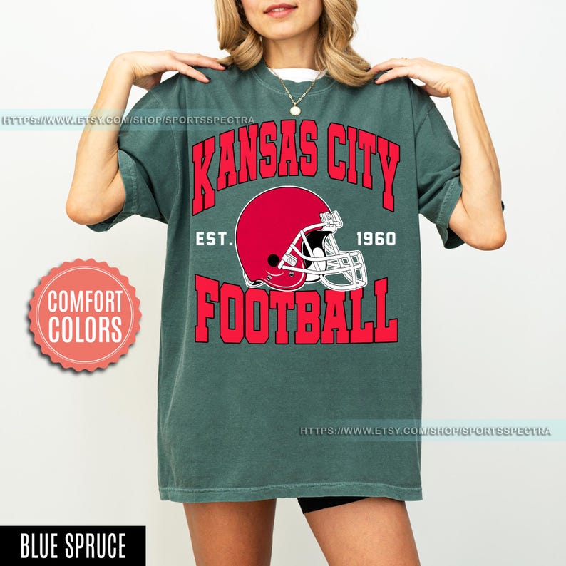 Camiseta de estilo vintage con colores cómodos de fútbol de Kansas City, camiseta de cuello redondo de fútbol de Kansas City, camiseta de fútbol, regalos para fanáticos de Kansas City FSA8 imagen 7
