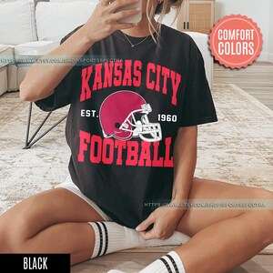 Camiseta de estilo vintage con colores cómodos de fútbol de Kansas City, camiseta de cuello redondo de fútbol de Kansas City, camiseta de fútbol, regalos para fanáticos de Kansas City FSA8 imagen 4