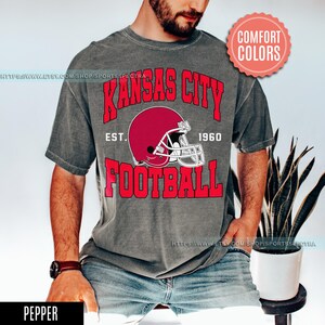 Camiseta de estilo vintage con colores cómodos de fútbol de Kansas City, camiseta de cuello redondo de fútbol de Kansas City, camiseta de fútbol, regalos para fanáticos de Kansas City FSA8 imagen 2