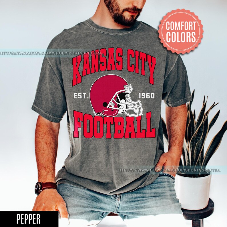 Camiseta de estilo vintage con colores cómodos de fútbol de Kansas City, camiseta de cuello redondo de fútbol de Kansas City, camiseta de fútbol, regalos para fanáticos de Kansas City FSA8 imagen 2