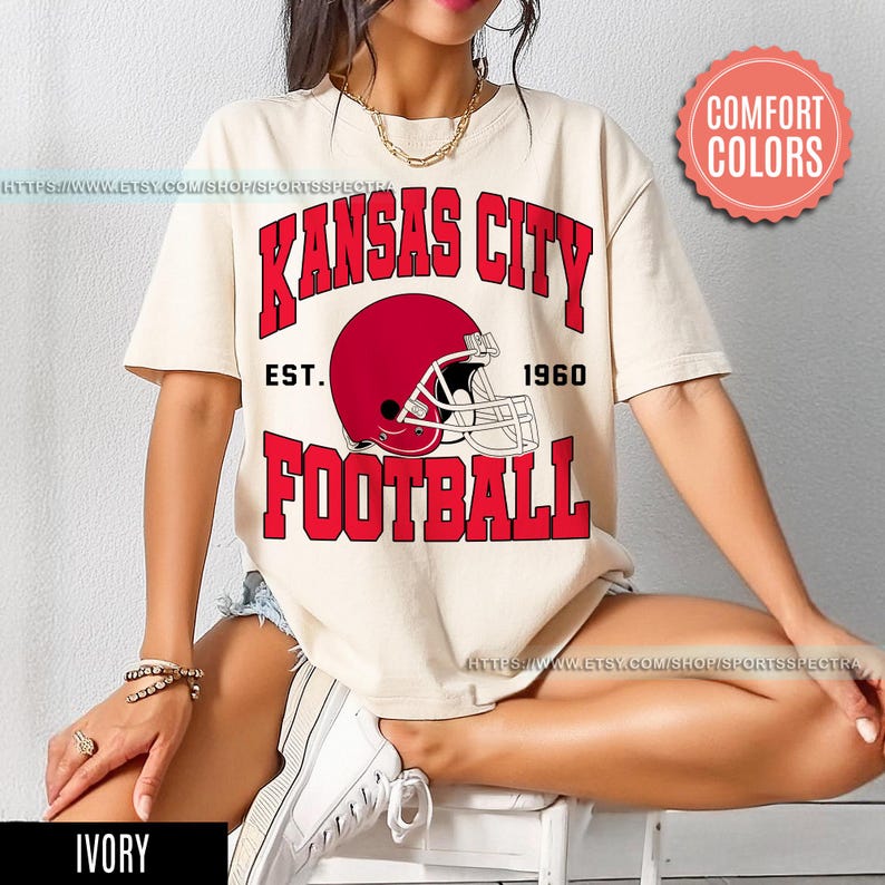 Camiseta de estilo vintage con colores cómodos de fútbol de Kansas City, camiseta de cuello redondo de fútbol de Kansas City, camiseta de fútbol, regalos para fanáticos de Kansas City FSA8 imagen 3