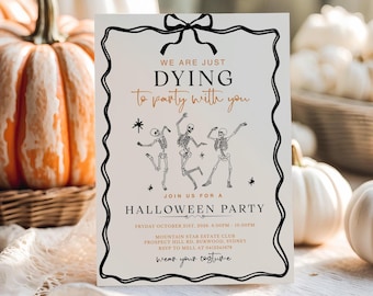 Puede incluir: Invitación a una fiesta de Halloween con un diseño negro y dorado. La invitación presenta esqueletos bailando y el texto "We are just dying to party with you." La invitación incluye detalles de la fiesta.