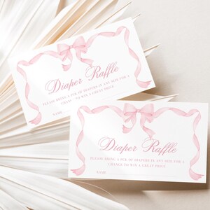 K&ouml;nnte beinhalten: Zwei wei&szlig;e Karten mit rosa B&auml;ndern und Schleifen, die f&uuml;r eine Windel-Tombola entworfen wurden. Die Karten zeigen den Text "Diaper Raffle" in eleganter Schrift, mit Platz f&uuml;r einen Namen.