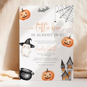 Op de afbeelding: Halloween-thema babyborrel uitnodiging met aquarel illustraties. Met pompoenen, een spook met een heksenhoed, een vleermuis, een spinnenweb en een spookhuis. Tekst luidt "a little boo is almost due!" en bevat evenement details.