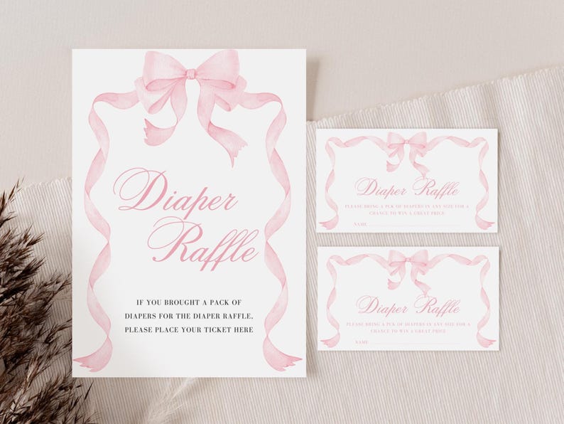 K&ouml;nnte beinhalten: Ein Set Babyparty-Papeterie mit einem rosa Aquarell-Schleifen- und Band-Design. Das Set enth&auml;lt ein gro&szlig;es Schild und zwei kleine Verlosungskarten mit den Worten "Diaper Raffle". Das Schild enth&auml;lt den Text "Wenn Sie eine Packung Windeln f&uuml;r die Windel-Verlosung mitgebracht haben, legen Sie bitte Ihr Ticket hier ab."