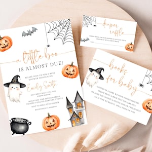 Op de afbeelding: Halloween-thema babyborrel uitnodigingen en inlegvellen. Het ontwerp bevat aquarel illustraties van pompoenen, geesten, vleermuizen en spinnenwebben. De hoofduitnodiging luidt "a little boo is almost due!" met evenement details.