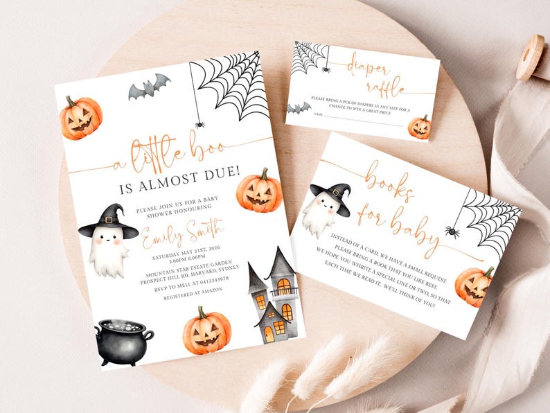 Op de afbeelding: Halloween-thema babyborrel uitnodigingen en inlegvellen. Het ontwerp bevat aquarel illustraties van pompoenen, geesten, vleermuizen en spinnenwebben. De hoofduitnodiging luidt "a little boo is almost due!" met evenement details.