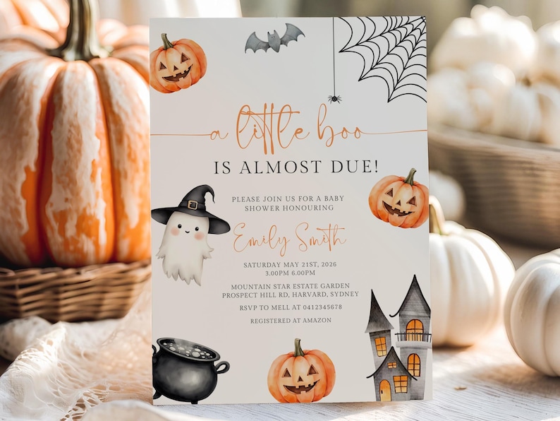 Op de afbeelding: Een Halloween-thema babyborrel uitnodiging met de tekst "a little boo is almost due!" in oranje script. De uitnodiging bevat illustraties van pompoenen, een spook met een heksenhoed, een vleermuis, een spinnenweb en een spookhuis. De uitnodiging is omringd door pompoenen.