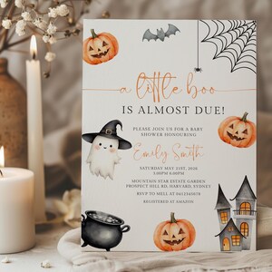 Op de afbeelding: Halloween-thema babyshower uitnodiging met aquarel illustraties. De uitnodiging toont pompoenen, een spook met een heksenhoed, een vleermuis, een spinnenweb en een spookhuis. De tekst luidt "a little boo is almost due!" en bevat evenementdetails.